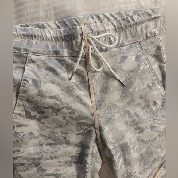 Bevy Flog Sheli Drawstring Jogger White Silver Camo Size 25 BNWT - Picture 9 of 9